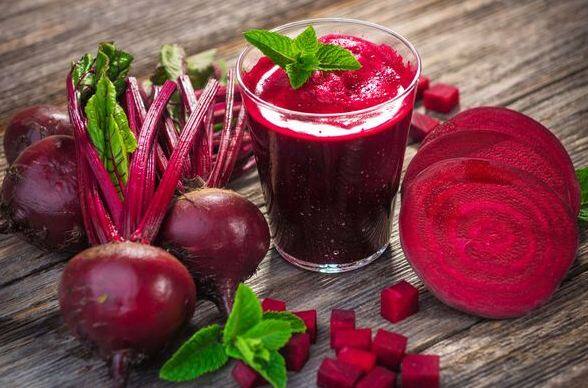 चुकंदर खाएं- हाइपरटेंशन जनरल में छपी एक स्टडी के मुताबिक, 250 ml जूस पीने से ये उन लोगों का 7 पर्सेंट तक ब्लड प्रेशर सामान्य कर देता है जिनका ब्लडप्रेशर हाई रहता है.