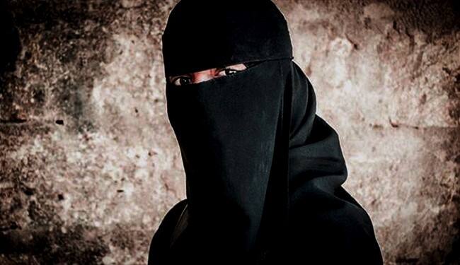 प्रतीकात्मक तस्वीर: जासूसी के धंधे में लगी एजेंसियां हनी ट्रैप यानी युवतियों का इस्तेमाल लोगों को अपने जाल में फंसाने के लिए करती रही है. यही बात अलाना के मामले में भी उभर कर आ रही है.