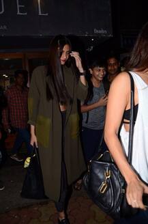 साथ समय बिताने मुंबई की सड़कों पर निकलीं सोनम और जैकलीन कैमरे में कैद!