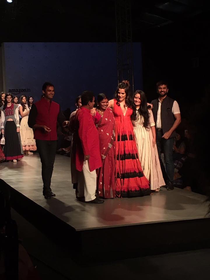 रैंप वाक के दौरान सोना मोहपात्रा ने दुनिया को ओड़िशा के गायब होते टैलेंट से कराया परिचित!