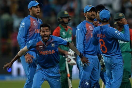 वायरल बुखार की वजह से पहले वनडे मुकाबले से टीम से बाहर हुए सुरेश रैना की जगह हार्दिक पांड्या को टीम में मौका मिल सकता है क्योंकि वो कप्तान धोनी के भरोसे पर भी कई बार खरे उतरे हैं. साथ ही डेथ ओवर्स में भी गेंदबाज़ी करने की काबीलियत को उन्होंने दिखाया है.