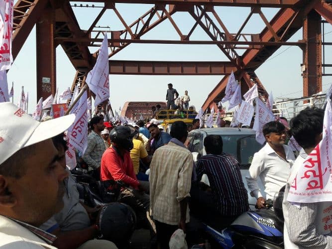   बताया जा रहा है कि उस इलाके में लंबे ट्रैफिक जाम के चलते अधिकारियों को भी घटनास्थल तक पहुंचने में काफी दिक्कत आ रही है.