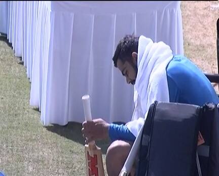 वो चाह कर भी कुछ नहीं कर सकते थे. विराट को इसी बात की झल्लाहट थी. नेट्स से बाहर आते ही विराट ने अपने गल्बज गुस्से में उतार कर फेंक दिए.