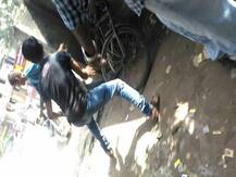 चोरी की अनूठी सज़ा, पहले बरसाए लात-घूंसे, फिर पिटाई का वीडियो कर दिया वायरल