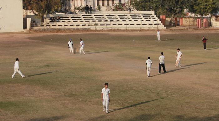 हम बात कर रहे हैं दिल्ली में होने वाले 26वें राधाकिशन संजय अंतर स्कूल टी20 क्रिकेट टूर्नामेंट की, यहां पर बल्लेबाजी करते हुए दिल्ली के मयंक रावत ने तूफानी पारी खेलते हुए 279 रन बना डाले.