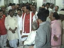 वाराणसी हादसा: घायलों का हाल जानने BHU ट्रॉमा सेंटर पहुंचे केशव प्रसाद मौर्या