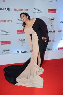 Oops: फिल्मफेयर ग्लैमर एंड स्टाइल अवॉर्ड शो में काजोल की ड्रेस ने दिया धोखा!