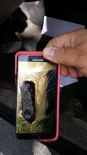 बताते चलें कि अमेरिकी ट्रांसपोर्ट डिपार्टमेंट ने शुक्रवार को विमानों में नोट-7 ले जाने पर बैन लगा दिया. ऐसा नहीं करने पर जुर्माने के साथ हैंडसेट को जब्त कर लिया जाएगा. एहतियातन आप भी नोट-7 लेकर ट्रैवल ना करें वरना आपको कई तरह की जहमतें उठानी पड़ सकती हैं.