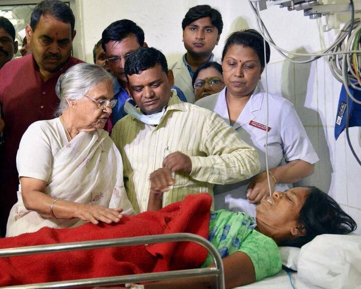 वहीं उत्तर प्रदेश में कांग्रेस की सीएम पद की उम्मीदवार शीला दीक्षित ने हॉस्पिटल जाकर पीड़ित लोगों का हाल चाल जाना.