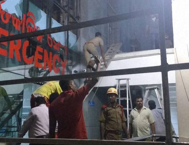 अस्पताल की इमारत चार मंजिला है. अधिकारियों ने बताया कि सम अस्पताल से 14 मरीजों के शरीर कैपिटल अस्पताल लाए गए, जबकि अमरी अस्पताल में आठ मरीजों के शरीर लाए गए . कैपिटल अस्पताल के अधीक्षक विनोद कुमार मिश्रा ने कहा, ‘‘यहां 14 शव लाए गए हैं, जबकि पांच और शवों को सम अस्पताल से दूसरे अस्पताल में ले जाया गया है.’’