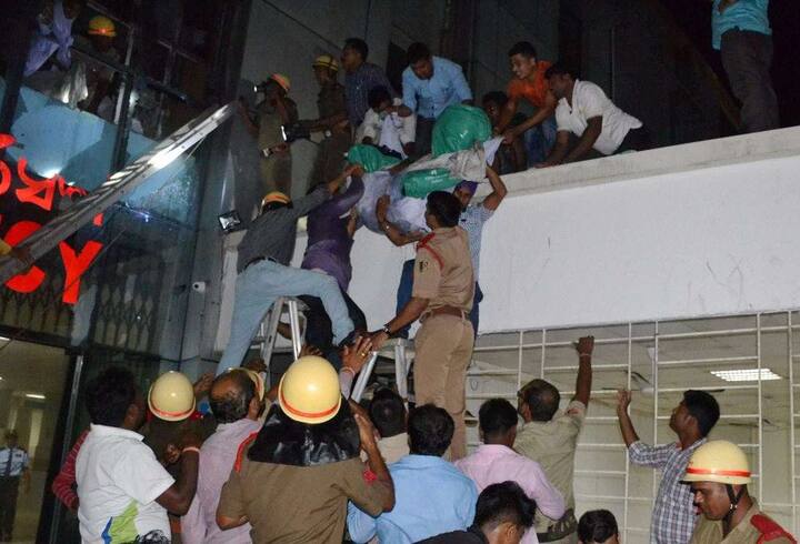 सम अस्पताल में आग की घटना पर ‘गंभीर’ चिंता जताते हुए मुख्यमंत्री नवीन पटनायक ने हादसे को ‘अत्यंत दुखद’ करार दिया. मुख्यमंत्री ने सरकारी अस्पतालों को निर्देश दिया कि वे सम अस्पताल से लाए गए मरीजों को जरूरी इलाज मुहैया कराएं.