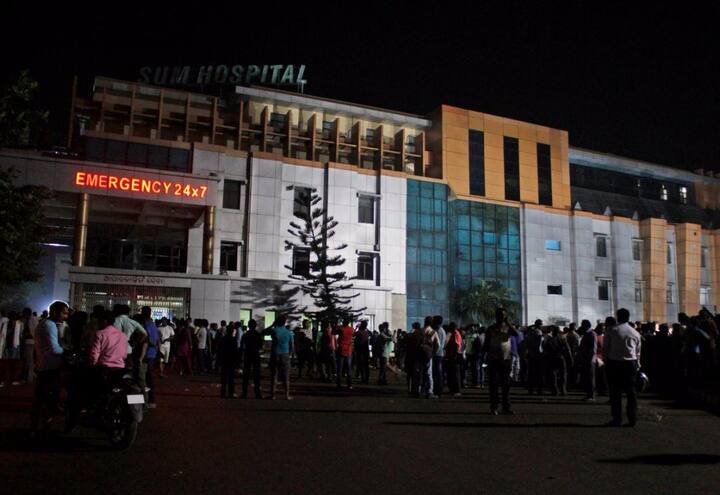 ओड़िशा की राजधानी भुवनेश्वर के सम अस्पताल में बीती शाम लगी आग में कम से कम 22 मरीजों की मौत हो गई जबकि 20 से ज्यादा लोग घायल हुए हैं. अस्पताल की पहली मंजिल पर बने डायलिसिस वॉर्ड में शॉर्ट सर्किट की वजह से आग लगी जो पास के (आईसीयू) और बाकी की जगह तक तुरंत फैल गई.