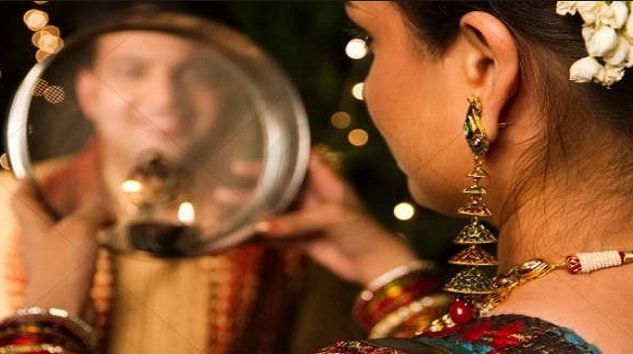 karwa chauth 2022 Importance and significance of sieve in hindi Karwa Chauth 2022: करवा चौथ पर आखिर क्यों  छलनी से पति का मुंह देखती हैं पत्नियां, पौराणिक कथा में छिपा है राज़