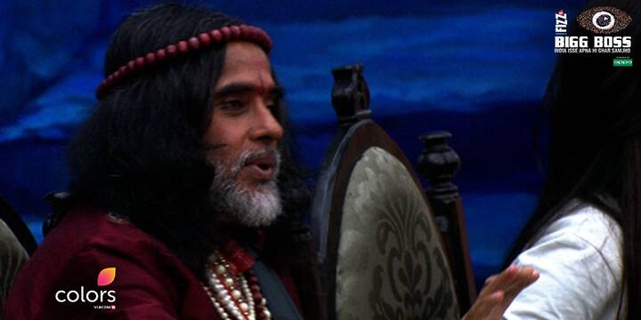 बिग बॉस के घऱ पहुंचे ओम स्वामी ने अपने बारे में एक हास्यास्पद खुलासा भी किया. ओम स्वामी ने बताया कि हर कोई जन्म के समय रोता है लेकिन वो खुद बात करते हुए पैदा हुए थे. ओम स्वामी ने कहा, 'मेरे गुरू जी बताते हैं कि जन्म के समय मैं रोने की बजाय बोलने लगा था.' ये सुनने के बाद जैसा आपका रिएक्शन है वैसा ही घरवालों का भी था.