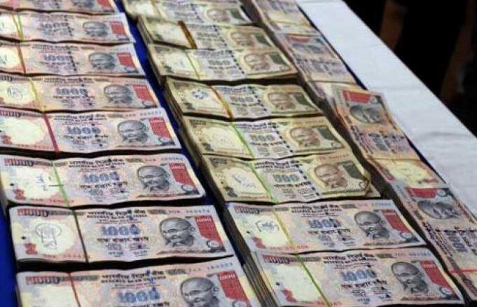 भारत में नकली करेंसी की समस्या लगातार बढ़ रही है जिसकी वजह से सरकार को करोड़ों का नुकसान हो रहा है. आरबीआई (भारतीय रिजर्व बैंक) ने कुछ समय पहले एक सर्कुलर जारी कर लोगों को ये बताने की कोशिश की कि कौनसे नोट असली हैं और कौनसे नोट नकली हैं. इन तथ्यों को जानकर आप आसानी से नकली नोटों की पहचान कर सकते हैं.