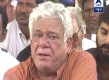 VIDEO: शहीद नितिन यादव के गांव पहुंच फूट-फूटकर रोए ओम पुरी