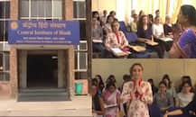 आगरा: करवाचौथ से इंप्रेस होकर विदेशी छात्राओं ने कहा, \'जीवनसाथी के साथ निभाएंगी भारतीय परम्परा\'