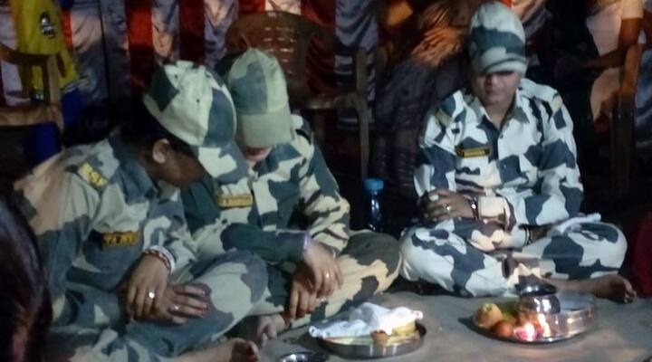   इन तस्वीरों को देख हर भारतीय का सीना गर्व से चौड़ा हो जाएगा. सीमा पर कड़ी ड्यूटी के बाद जम्मू में करवाचौथ की पूजा करतीं BSF की महिला कांस्टेबल कुछ इस अंदाज में नजर आईं.