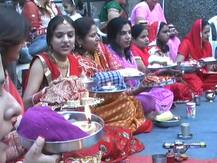 करवा चौथ पर इलाहाबाद में लोगों पर दिखा फिल्म और टीवी का असर!