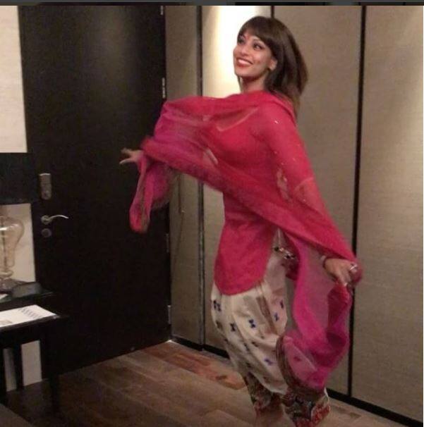 बिपाशा ने ये तस्वीरें अपने इंस्टाग्राम पर पोस्ट की हैं.