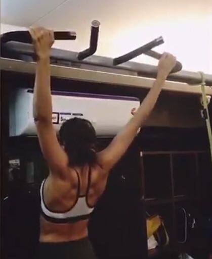 दीपिका पादुकोण की तरह चाहते हैं पतली कमर, तो अपनाएं उनके सीक्रेट!