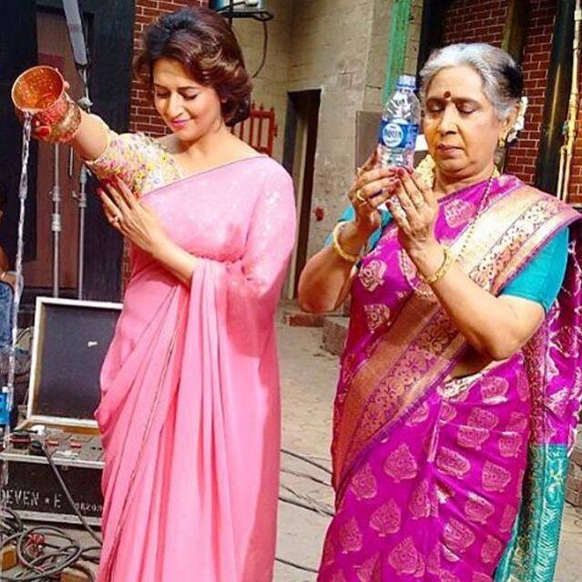  दिव्यांका त्रिपाठी: दिव्यांका त्रिपाठी और विवेक दहिया की शादी इस साल टीवी के गलियारे में सबसे धमाकेदार शादियों में से एक थी. बहरहाल, सीरियल 'ये है मोहब्बतें' की एक्ट्रेस दिव्यांका ने अपनी को-स्टार और करन पटेल की सास के साथ करवा चौथ का व्रत मनाया था. 