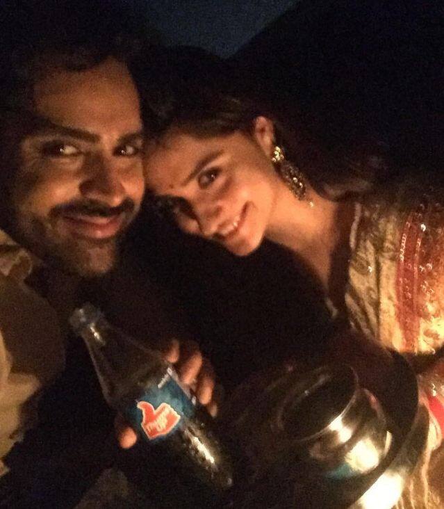 हुनर हाले: टीवी की एक्ट्रेस हुनर हाले अपने पति मयंक गांधी के साथ अपनी खूबसूरत तस्वीर को पोस्ट किया है. 