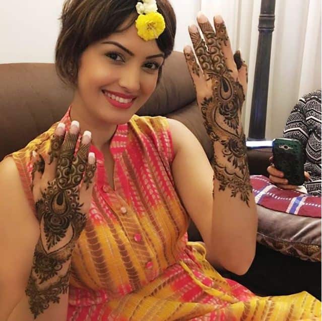 निशा रावल: अपने पति से दूर होने के बावजूद भी निशा रावल ने अपना करवा चौथ का व्रत मनाया. निशा ने इंस्टाग्राम पर अपनी तस्वीरों को भी शेयर किया है.