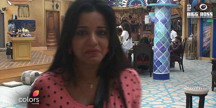 बिग बॉस के घर में मनु पंजाबी और रोहन मेहरा के बीच हुई जोरदार झड़प और एक दूसरे पर इल्जाम लगाने की वजह से मोनालिसा बेहद निराश हो गईं. मोनालिसा ने बिग बॉस के कैमरे के सामने आ कर कहा, ‘मुझ से नहीं होगा… इम्पॉसिबल. मुझे निकाल दो.’