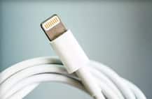 एपल का सनसनीखेज आरोप, एमेजन पर बिकने वाले 90 फीसदी चार्जर हैं फेक!