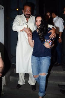 करवाचौथ पर अठखेलियां करते दिखे संजय दत्त और उनकी पत्नी मान्यता