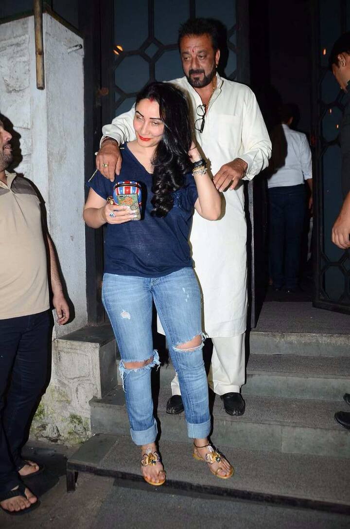 अब आप इन दोनों जोड़ों को देखकर खुद तय कर सकते हैं कि ज़्यादा हॉट कौन सी जोड़ी है.