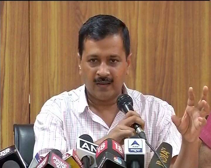  दिल्ली के मुख्यमंत्री अरविंद केजरीवाल ने Paytm के प्रधानमंत्री मोदी वाले ऐड पर सवाल उठाते हुए ट्वीट करके ये आरोप लगाया कि 500-1000 के नोट बैन करने से सबसे ज्यादा फायदा Paytm को हुआ है. केजरीवाल के इस ट्वीट से बवाल खड़ा हो गया.