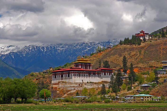 प्राचीन मंदिरों के देश भूटान जाने के लिए भी आपको किसी प्रकार के बजट की चिंता करने की कोई जरुरत नहीं है. भूटान में आप केवल 70 रुपए में बेहद ही लज़ीज डिश का मज़ा ले सकते हैं. इस देश में रहने के लिए आपको बहुत ही कम रुपए खर्च करने पड़ेंगे.