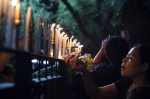 राजा के जाने के गम से नहीं उभर पा रहे हैं थाइलैंड के लोग!