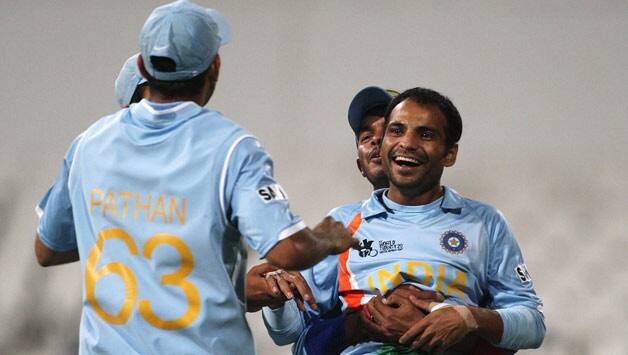 वर्ल्ड टी20 2007 विश्वकप में कप्तान धोनी ने बड़ा दांव चलते हुए तेज़ गेंदबाज़ जोगिंदर शर्मा के हाथ में गेंद सौंपकर सबको चौंका दिया था लेकिन जोगिंदर ने अपनी बेहतरीन गेंदबाज़ी से पाकिस्तान टीम को जीत के लिए ज़रूरी रन बनाने से रोकते हुए टीम को जीत दिलाकर फाइनल का हीरो बन गए थे. जी हां लेकिन क्या आप जानते हैं कि जोगिंदर शर्मा आज क्या कर रहे हैं? आइये देखें.