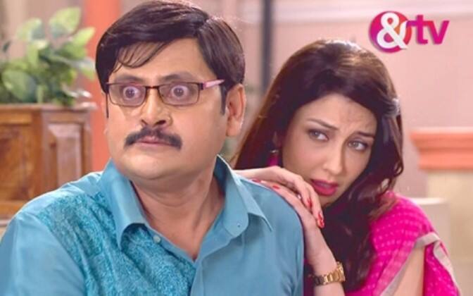  कॉमेडी सीरियल में भारत में सबसे ज्यादा पसंद किया जाने वाला एंड टीवी का सीरियल 'भाबी जी घर पर हैं' के भारत में हजारों दिवाने हैं. इस सीरियल के गुदगुदाने वाले संवाद से सरहद पार के भी लोग भली-भांति परीचित हैं, और इसे बेहद पसंद करते हैं. अथॉरिटी के फरमान से अब ये सीरियल भी पाकिस्तान में दिखना बंद हो जाएगा. 