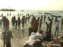 संगम नगरी इलाहाबाद में हल्की धुंध के बीच निकला नये साल का पहला सूरज