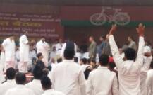 अखिलेश समर्थक 10 युवा नेताओं की शिवपाल ने की छुट्टी