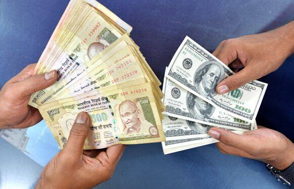 विदेश में धन निकालना महंगा पड़ सकता है. हालांकि डेबिट कार्ड का प्रयोग क्रेडिट कार्ड की अपेक्षा सस्ता पड़ता है, लेकिन इस बात को लेकर सावधान रहें कि अधिकतर बैंक पैसा निकालने पर ज्यादा कमीशन वसूलते हैं. हवाईअड्डे पर पहुंचने से पहले ही विदशी मुद्रा का ले लें, जो आपको सस्ती पड़ेगी.