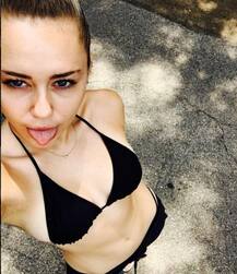 देखिए, कुछ ज्यादा ही अश्लील तरी‍के से हिलेरी क्लिंटन को सपोर्ट नहीं कर रही ये हीरोइन...! 