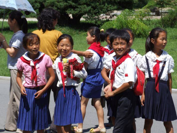 नॉर्थ कोरिया के स्कूल में पढ़ने वाले बच्चों को कुर्सी टेबल और डेस्क के लिए भी पैसे देने पड़ते हैं. नॉर्थ कोरिया की आधी से ज्यादा आबादी निर्धनता में जी रही है.