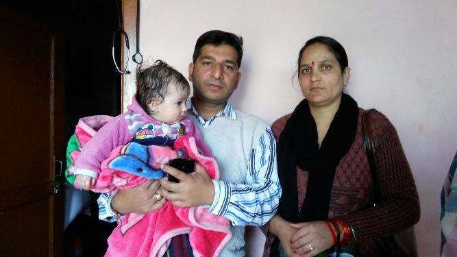 ये कहानी है पांच महीने के नित्यांश और अनमोल की. हिमाचल प्रदेश की राजधानी शिमला के एक नामी सरकारी अस्पताल कमला नेहरू हॉस्पिटल में इन बच्चों का जन्म 26 मई 2016 को रात 11 बजे के लगभग एक साथ हुआ. लेकिन संयोग से बच्चों के जन्म के साथ ही एक गड़बड़ हुई. अस्पताल के कर्मचारियों से दोनों बच्चों की अदला बदली हो गई. दोनों बच्चे अपने असली माता-पिता की बजाय दूसरे को सौंप दिए गए. जबकि दोनों के परिवार वाले दूर-दूर तक एक दूसरे को नहीं जानते थे. लेकिन पांच महीने बाद अब दोनों बच्चे अपने असली माता-पिता के पास जाने वाले हैं. शिमला की इस घटना की चर्चा आज पूरे हिमाचल में हो रही है.