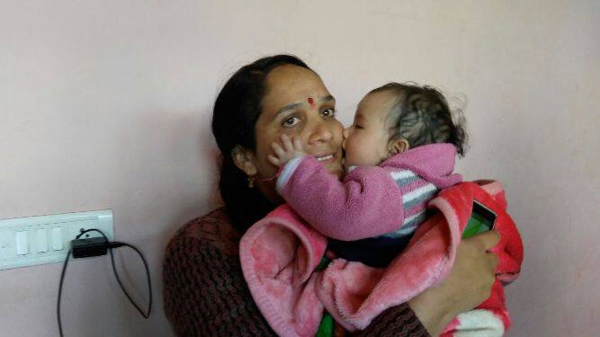आपके दिमाग में भी सवाल उठ रहा होगा कि आखिर शीतल ठाकुर को शक हुआ कैसे? आखिर उन्हें कैसे अंदेशा हुआ कि बच्चे की अदला-बदली हुई है? दरअसल, कमला नेहरू हॉस्पिटल में 26 मई 2016 की रात 11 बजे के आसपास कुल 7 बच्चों ने जन्म लिया था. 6 लड़की और 1 लड़का. इन्हीं में से 2 बच्चों की अदला-बदली हो गई थी. जिस महिला यानि शीतल ठाकुर ने बेटे को जन्म दिया था उन्हें अस्पताल के लेबर-रूम में मौजूद एक सफाईकर्मी महिला ने बेटा होने की बधाई दी थी. हालांकि अस्पताल ने उन्हें बेटी दी. उन्होंने ये बात उसी वक्त उठाई लेकिन किसी ने यकीन नहीं किया कि ऐसा हो सकता है. शीतल खुद भी नर्स हैं ऐसे में उन्हें भी यकीन नहीं हुआ कि इतना बड़ा धोखा हो सकता है. लेकिन सफाई कर्मी की बात शीतल के दिमाग में अटकी रह गई. बाद में इसी शक ने पूरे मामले का खुलासा किया.