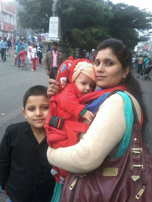 कोर्ट ने दोनों परिवार को आपसी सहमति से बच्चों की अदला-बदली का सुझाव दिया है जिससे दोनों परिवार सहमत हैं. 26 अक्टूबर को दोनों परिवार जितेंद्र ठाकुर के घर मिलेंगे जहां बच्चों को अन्न खिलाया जाएगा. पहली बार अनमोल अपनी असली मां की गोद में जाएगी तो नित्यांश जन्म देने वाली मां के सीने से लगेगा. अगले दिन कोर्ट में मामले की सुनवाई भी है. दोनों परिवार बच्चों की अदला-बदली कोर्ट के सामने ही करना चाहते हैं. लेकिन ये अदला-बदली उन्हें कलेजे पर पत्थर रख कर करनी होगी. जिस बच्चे को अपना समझ कर 5 महीने सीने से लगाए रखा उसे दूसरे को सौंपने का दर्द क्या होता है ये केवल दोनों माएं ही समझ सकती हैं.
