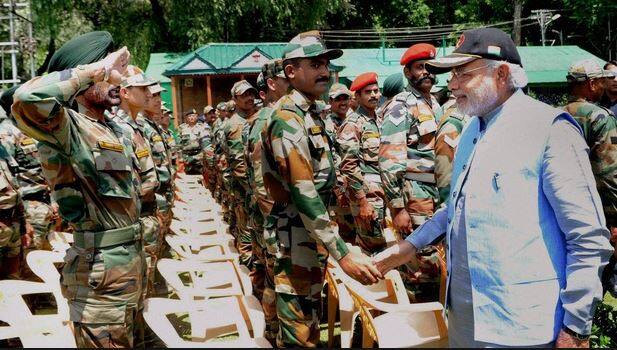 हाल ही में एक वीडियो के जरिए सैनिकों के लिए पीएम मोदी ने बहुत नए तरीके से दीवाली का संदेश दिया. मोदी ने देशवासियों से अपील की है कि वो अपनी दीवाली में सैनिकों को जरूर याद रखें. उन्हें दीवाली विश करें. आगे जानें, आमिर खान, सलमान खान और अक्षय कुमार ने वीर सैनिकों को संदेश भेजकर क्या-क्या कहा है?
