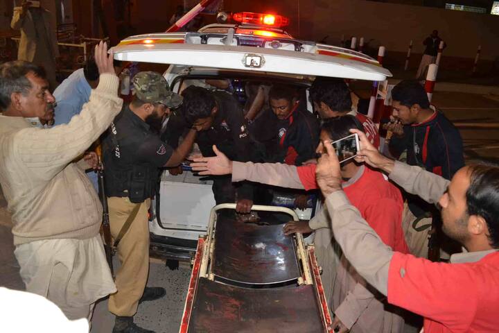इन आतंकियों का मकसद क्वेटा में बने पुलिस ट्रेनिंग सेंटर के हॉस्टल में घुसने का था. लेकिन हॉस्टल के सुरक्षाकर्मियों ने आतंकियों को बाहर ही रोक दिया जिसके बाद गोलीबारी शुरु हो गई.