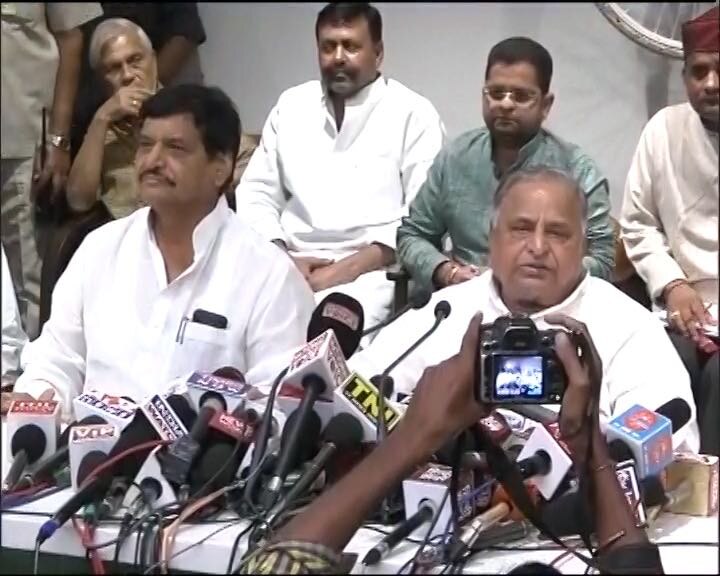 mulayam singh yadav and shivpal singh yadav together in a programme in lucknow क्या मुलायम सिंह ने मान लिया है शिवपाल सिंह का ऑफर? एक साथ एक मंच पर दिखे