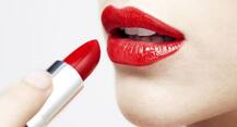 आपके होंठों की खूबसूरती बढ़ा सकता है लिपस्टिक का ये रंग!