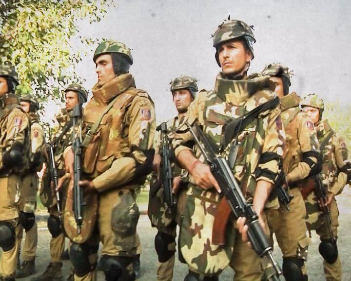 पर दिल्ली पुलिस की स्वात कमांडो टीम को सिर्फ हथियार ही खतरनाक नहीं बनाते बल्कि इनकी ट्रेनिंग इन्हें तपाकर फौलाद बना देती है. दुश्मन के करीब पहुंचने से लेकर उस पर गोलियां बरसाने तक इन कमांडो को हर स्तर पर बेमिसाल बनाया जाता है. जबरदस्त फुर्ती और आतंकवादियों के हर मंसूबे को नाकाम करने में ये पूरी तरह से सक्षम है. स्वात कमांडो हर हालातों से निपटने के लिए तैयार रहता है ताकि उनकी कैपेबिलिटी और आगे और इंप्रूव होती चली जाए. 
